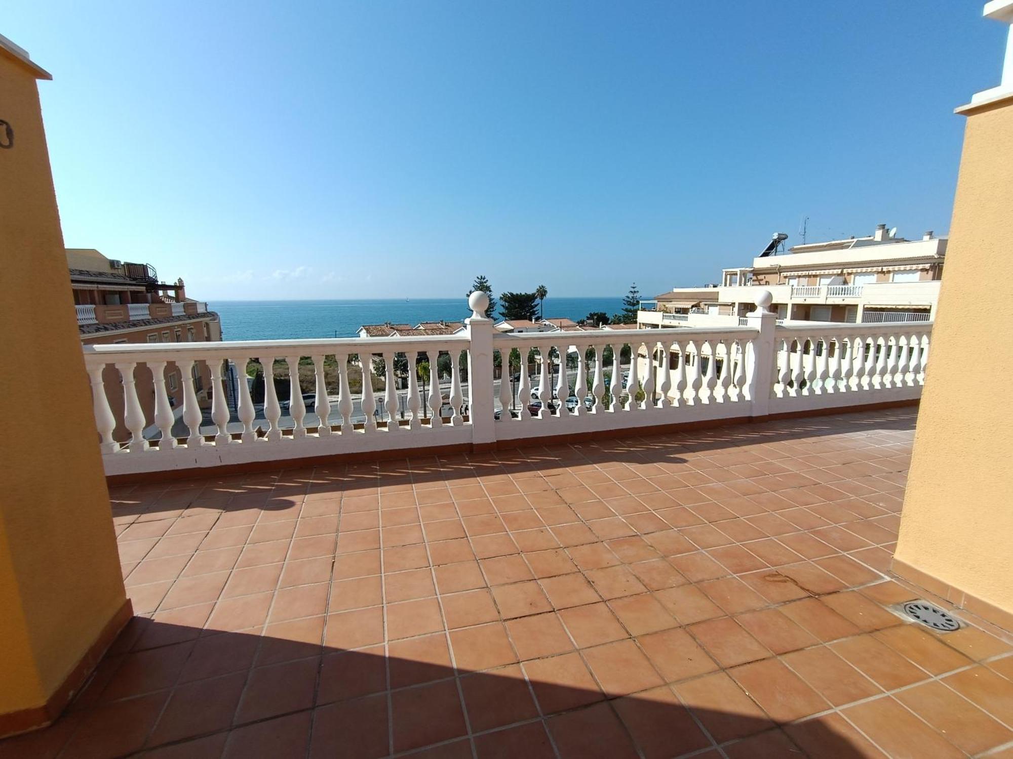 Lovely Penthouse In Front Of The Beach With Free Parking مالقة المظهر الخارجي الصورة