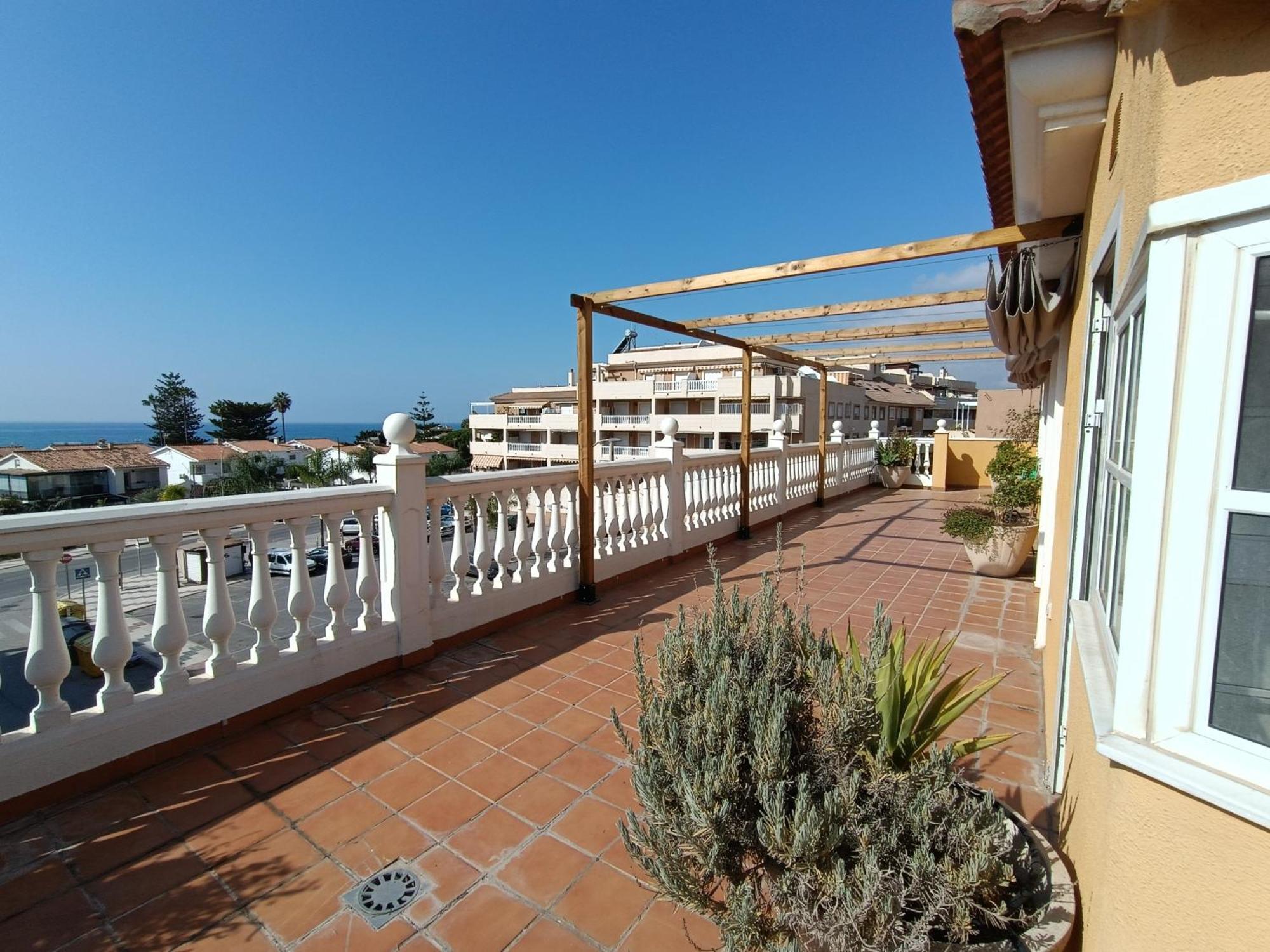 Lovely Penthouse In Front Of The Beach With Free Parking مالقة المظهر الخارجي الصورة