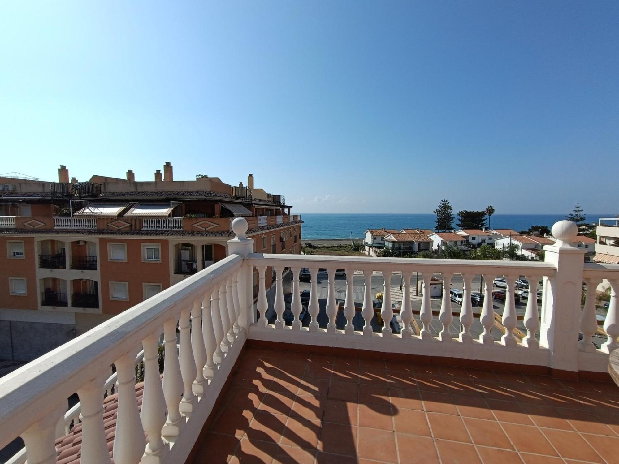 Lovely Penthouse In Front Of The Beach With Free Parking مالقة المظهر الخارجي الصورة
