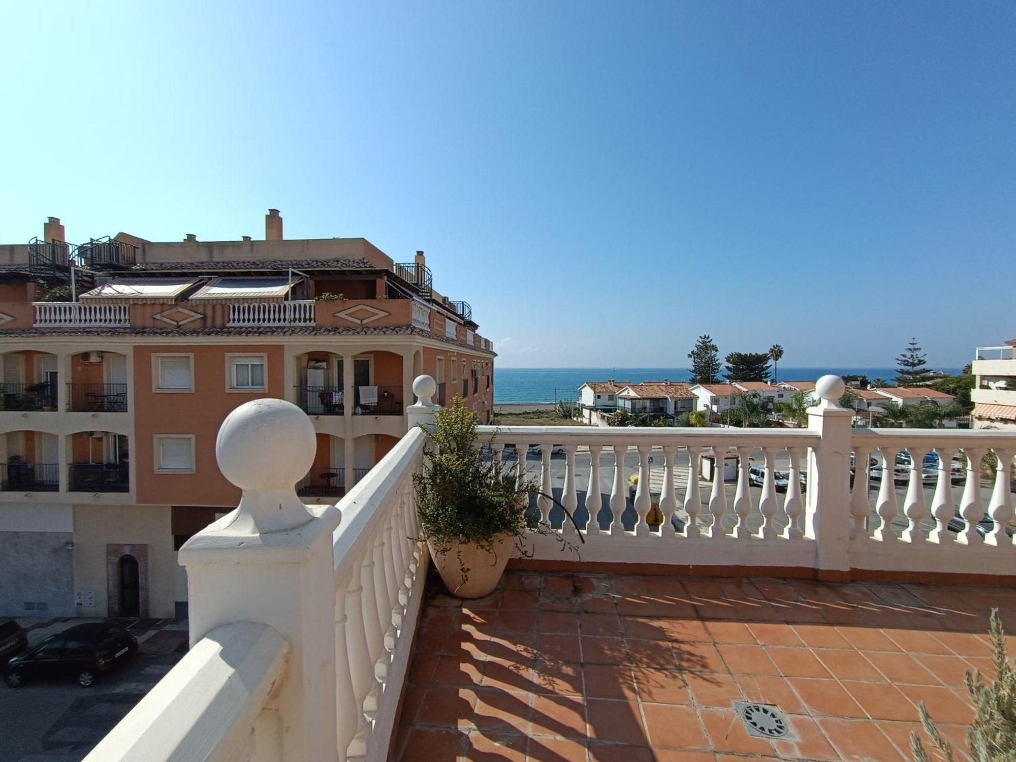 Lovely Penthouse In Front Of The Beach With Free Parking مالقة المظهر الخارجي الصورة